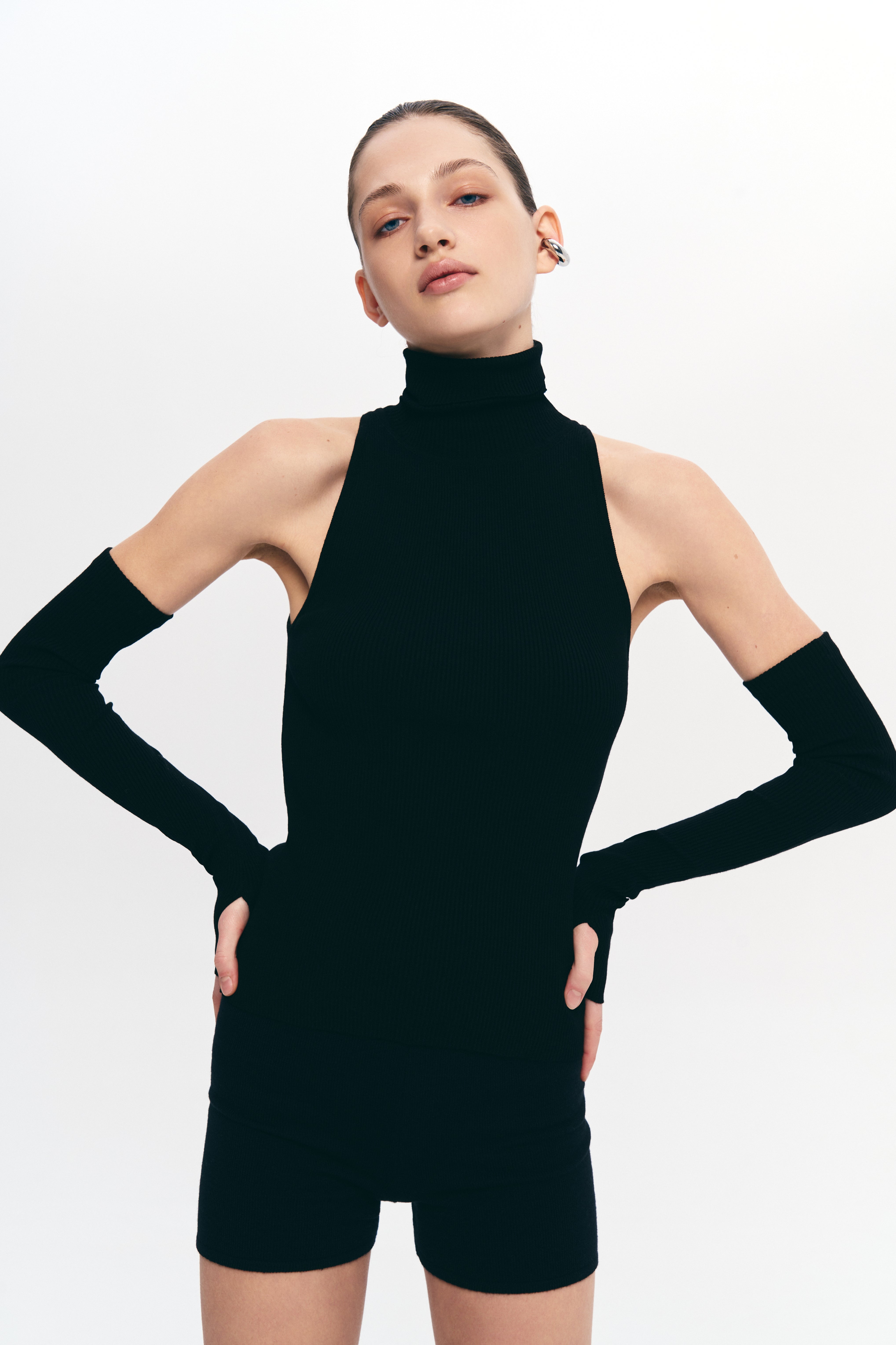 Топ з високим горлом та мітенками - Чорний